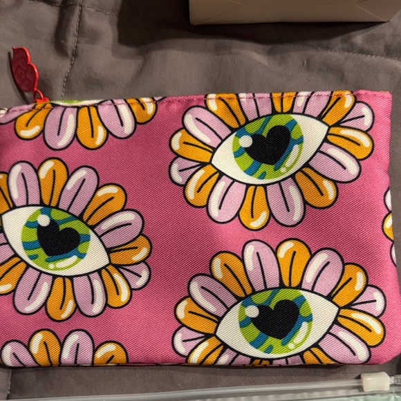 Fun Makeup Bag With Spa Items - Picture 4 of 8